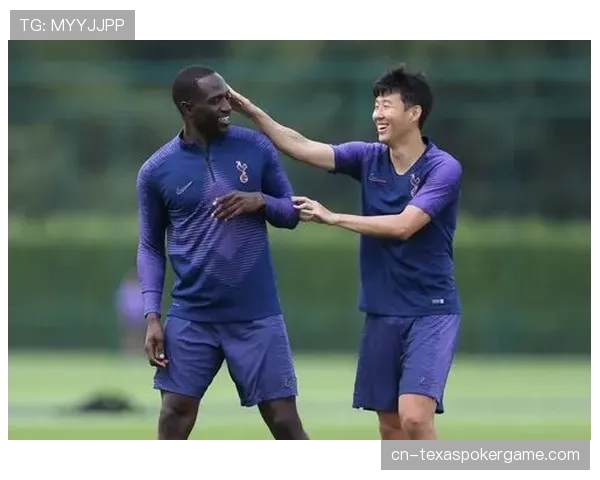 特写：伤愈复出的南特老将穆萨-西索科，赛后向主队看台鼓掌致意